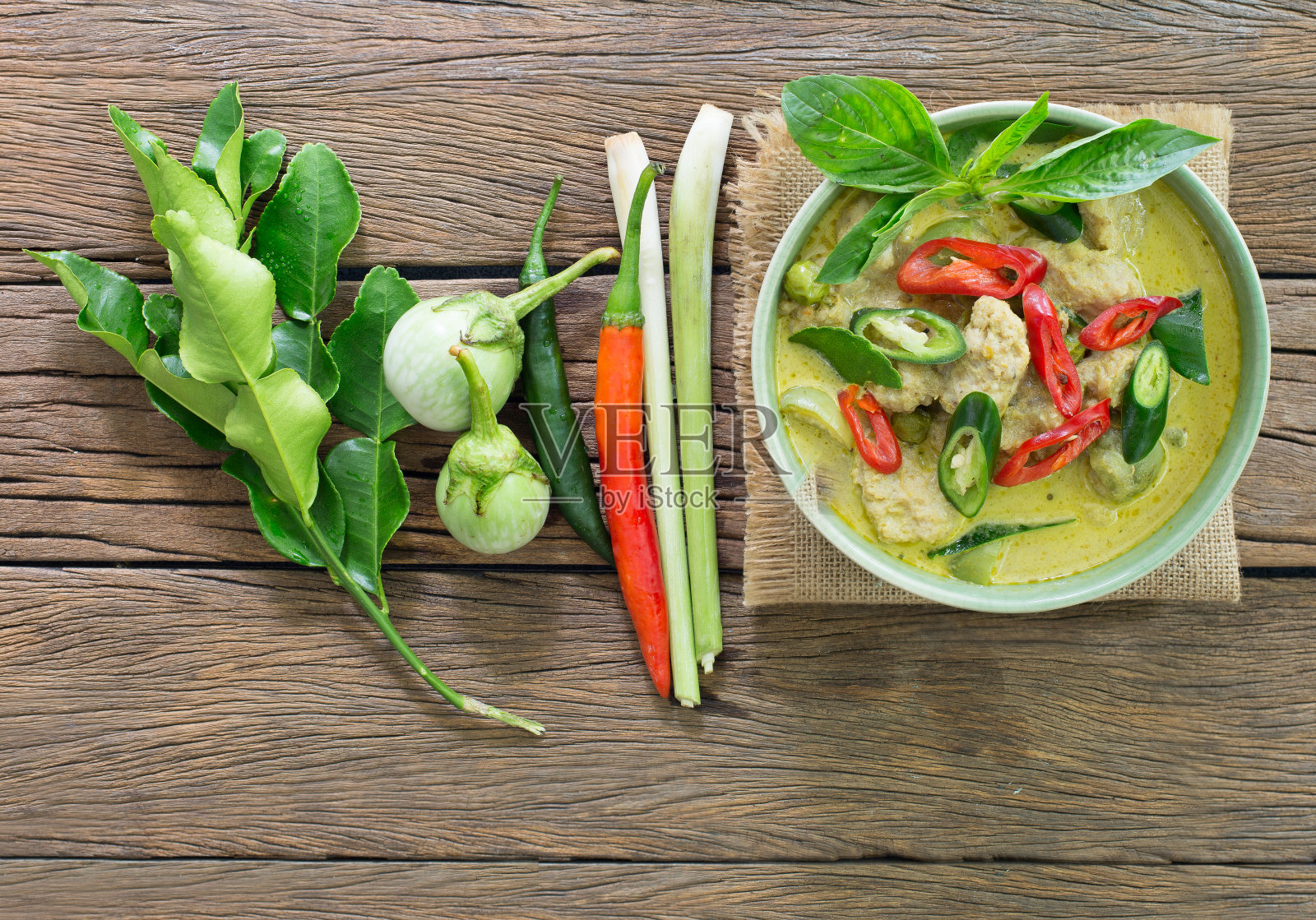 绿咖喱配鱼丸杯照片摄影图片