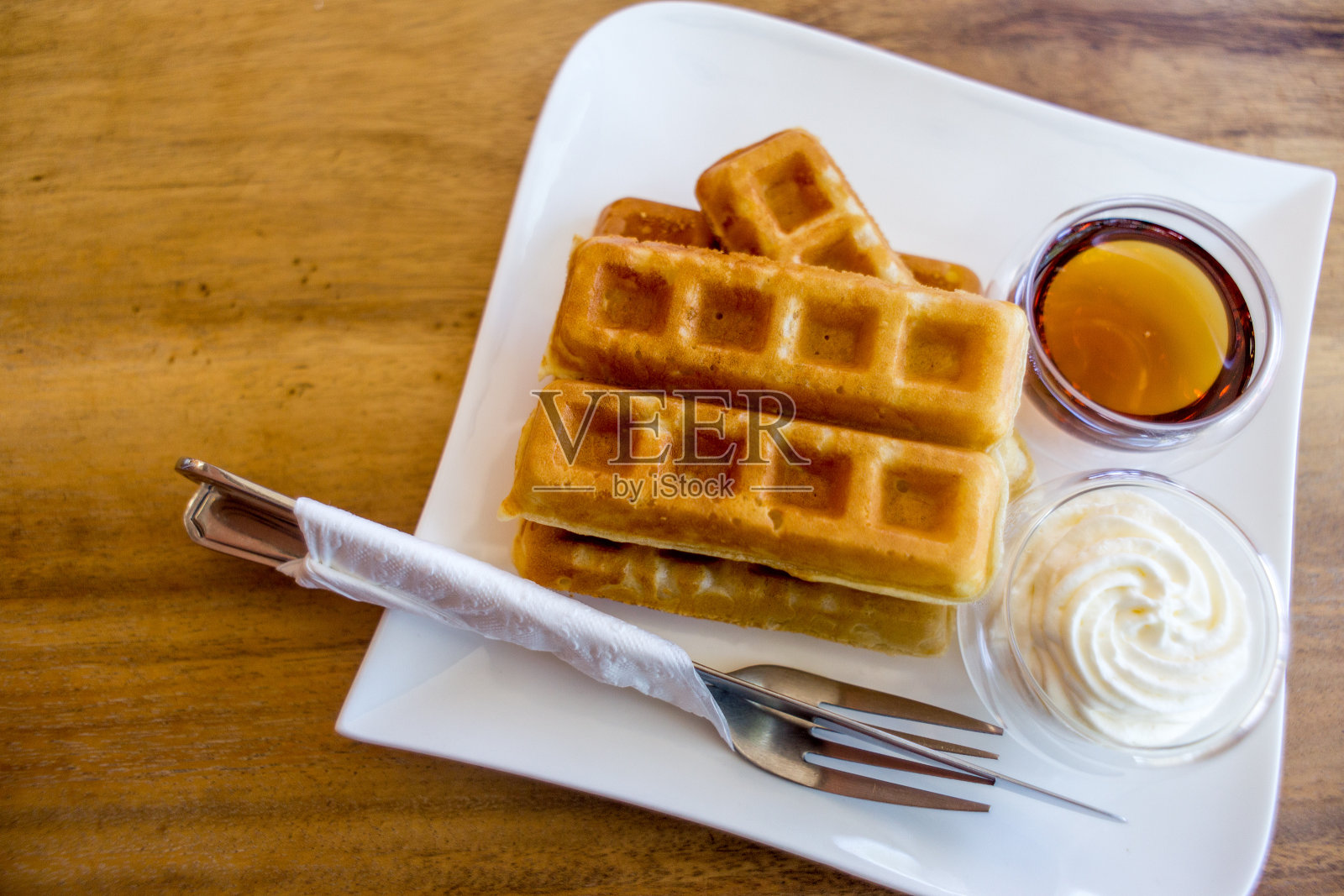 加枫糖浆的华夫饼照片摄影图片