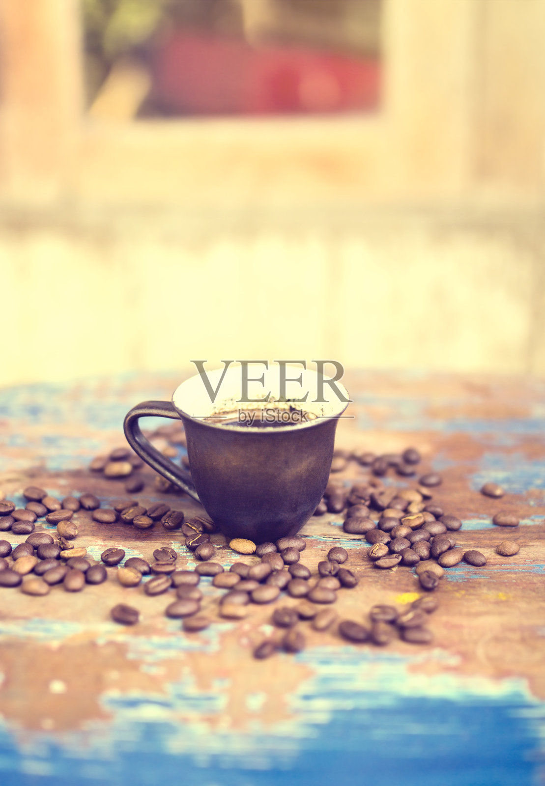 咖啡杯和烤好的咖啡豆放在一张木桌上照片摄影图片