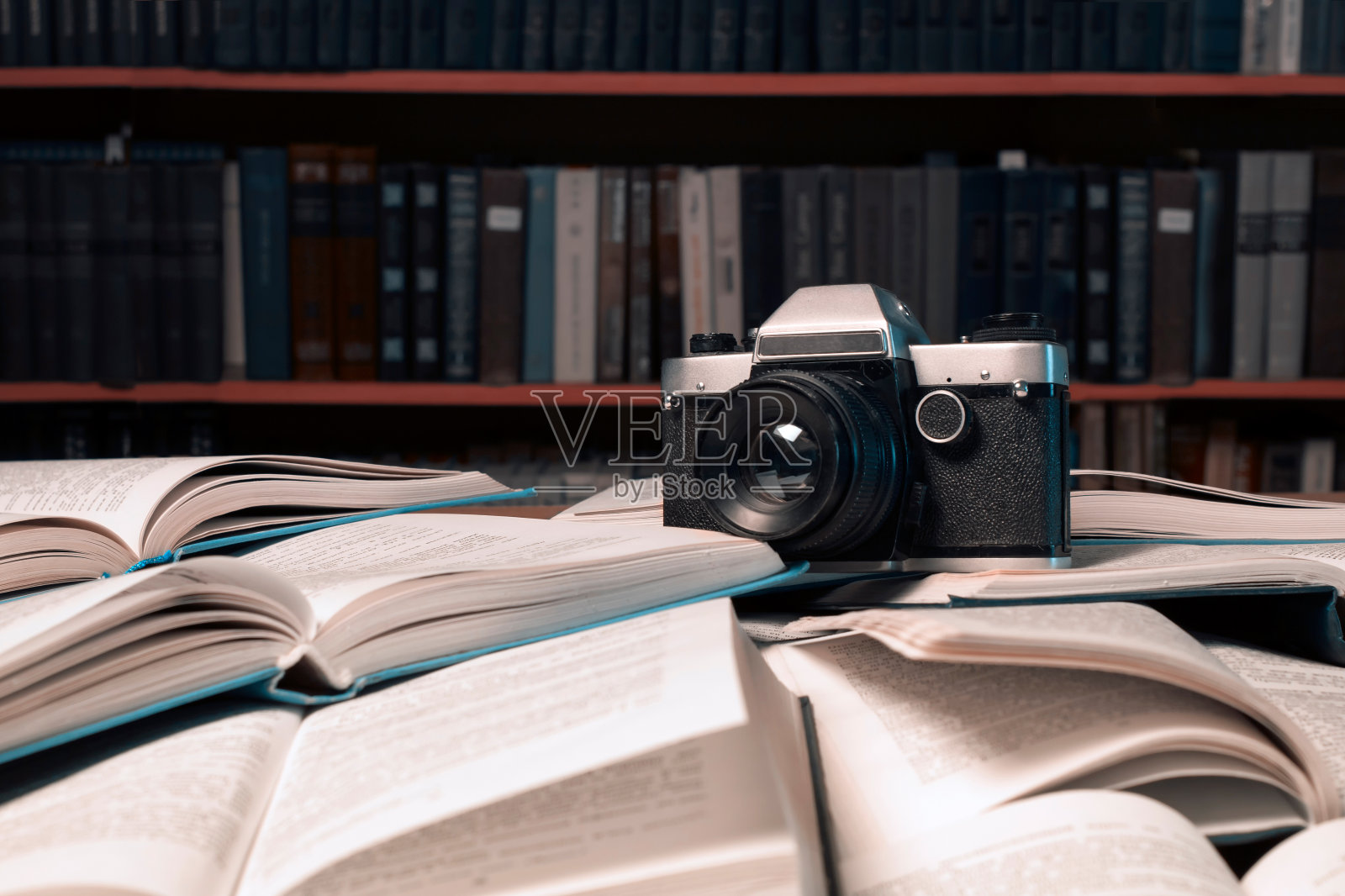 旧相机在许多打开的书上照片摄影图片