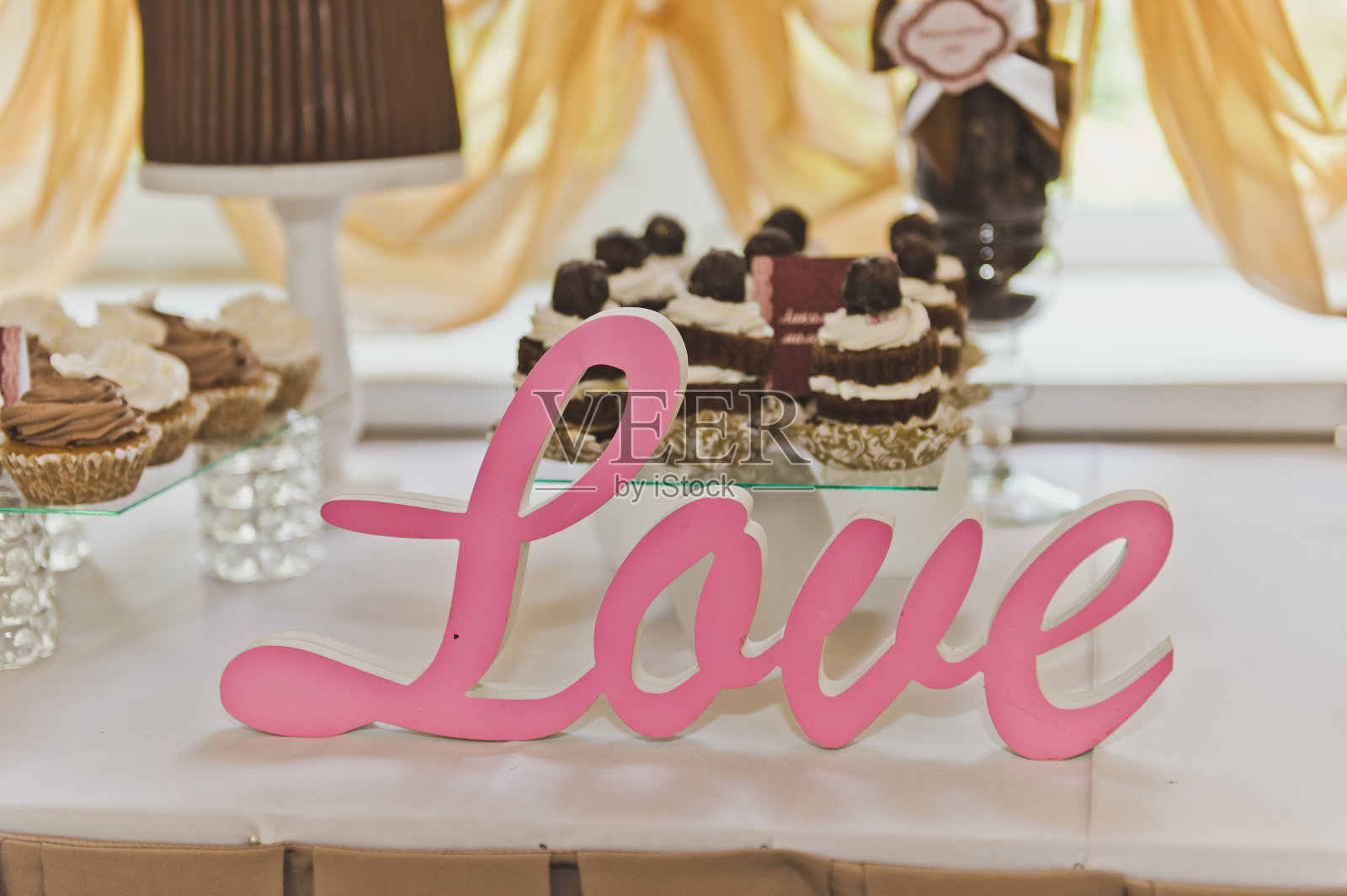 托盘上的小蛋糕照片摄影图片