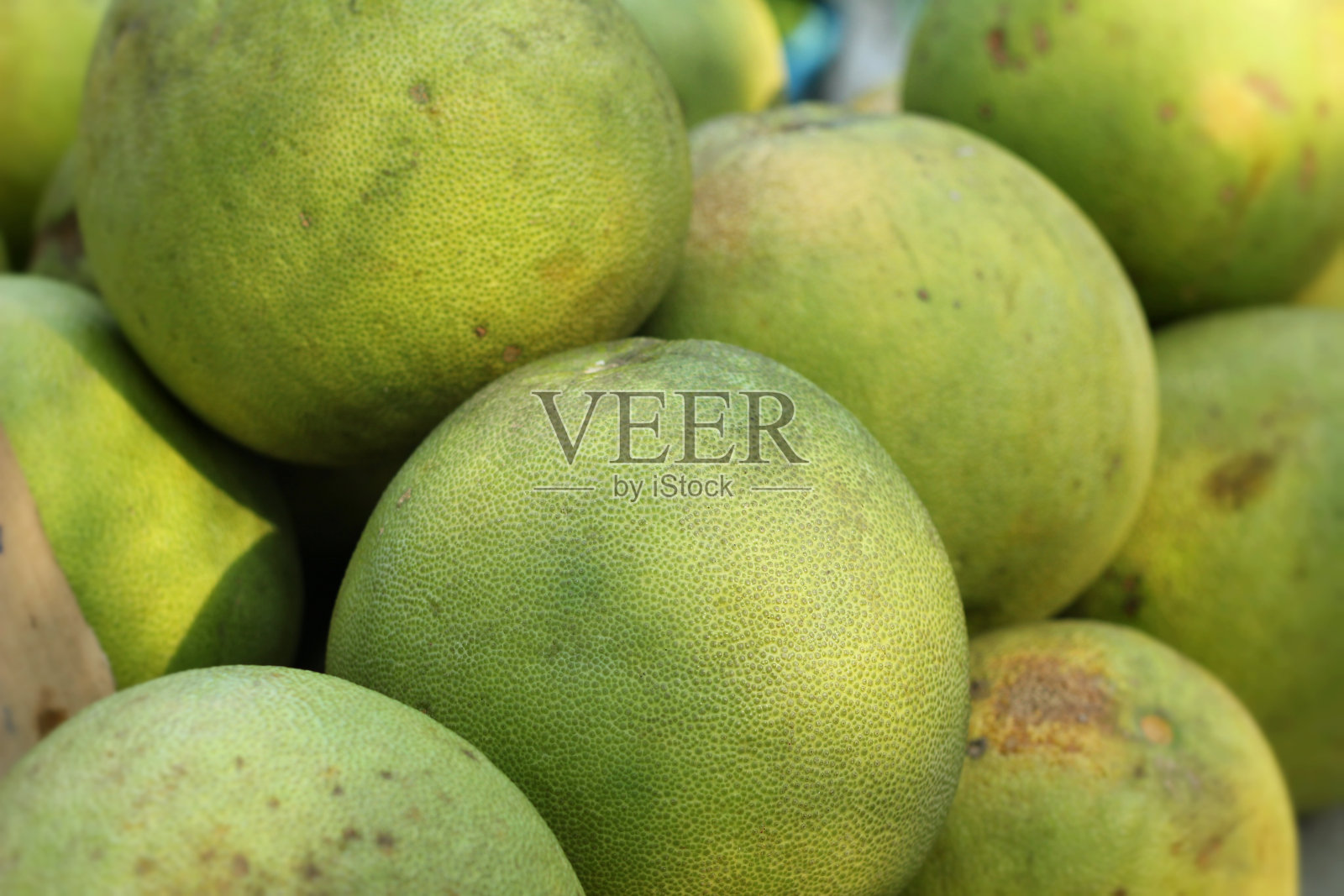 市场上的新鲜柚子水果。照片摄影图片