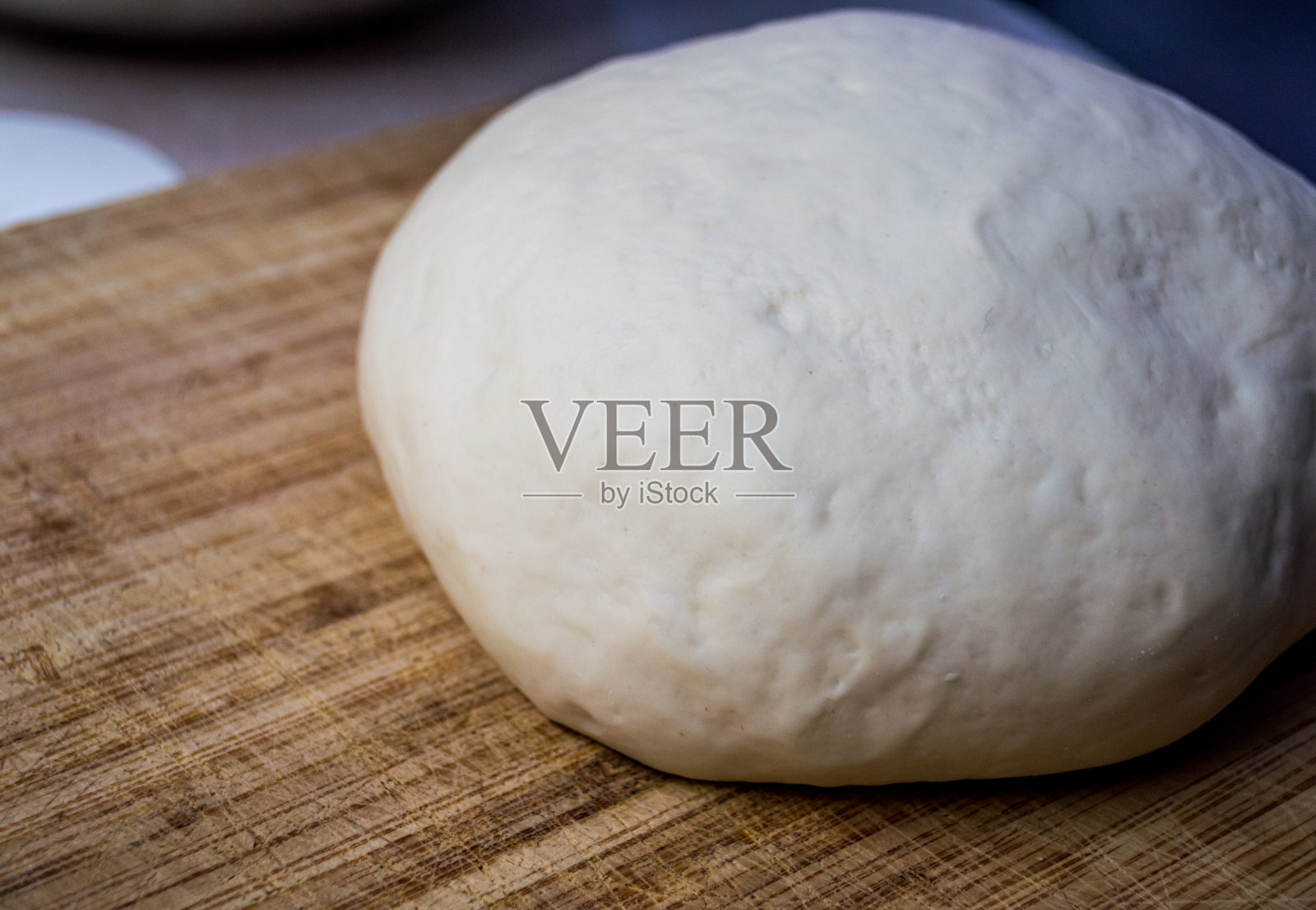 在一个木制厨房工作台上的面团球的观点照片摄影图片