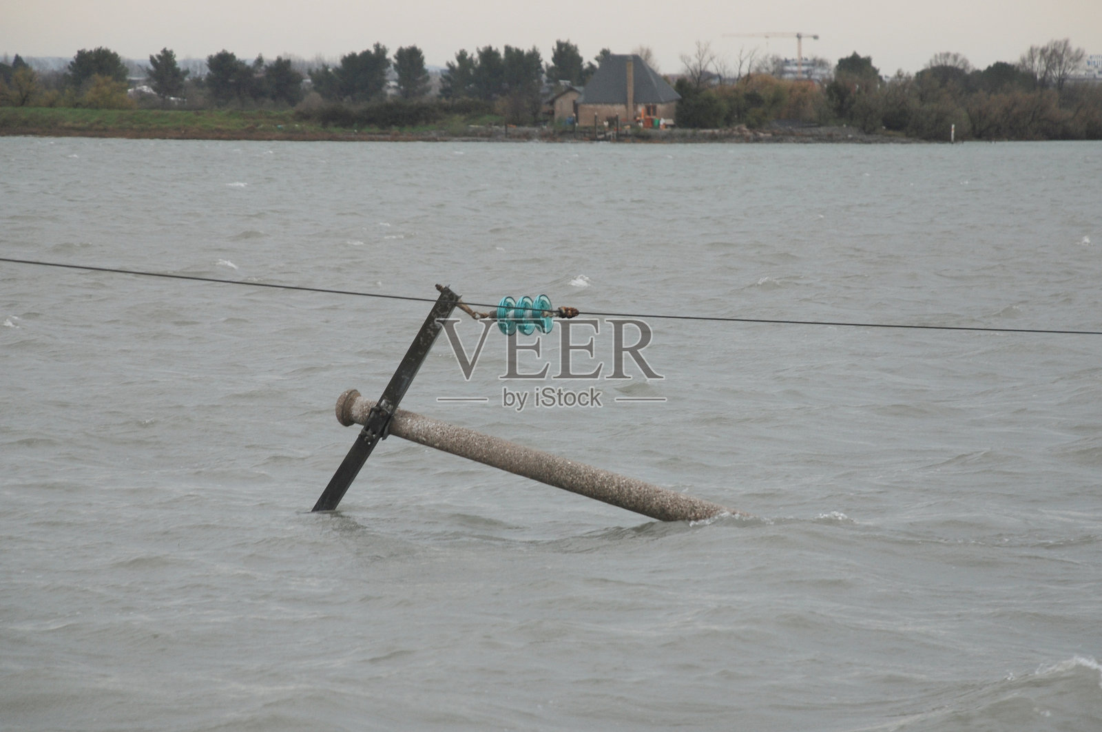 推翻了电力供应照片摄影图片