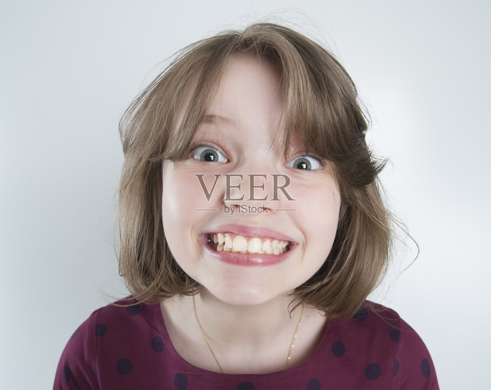 10岁的女孩，笑得很好笑。照片摄影图片