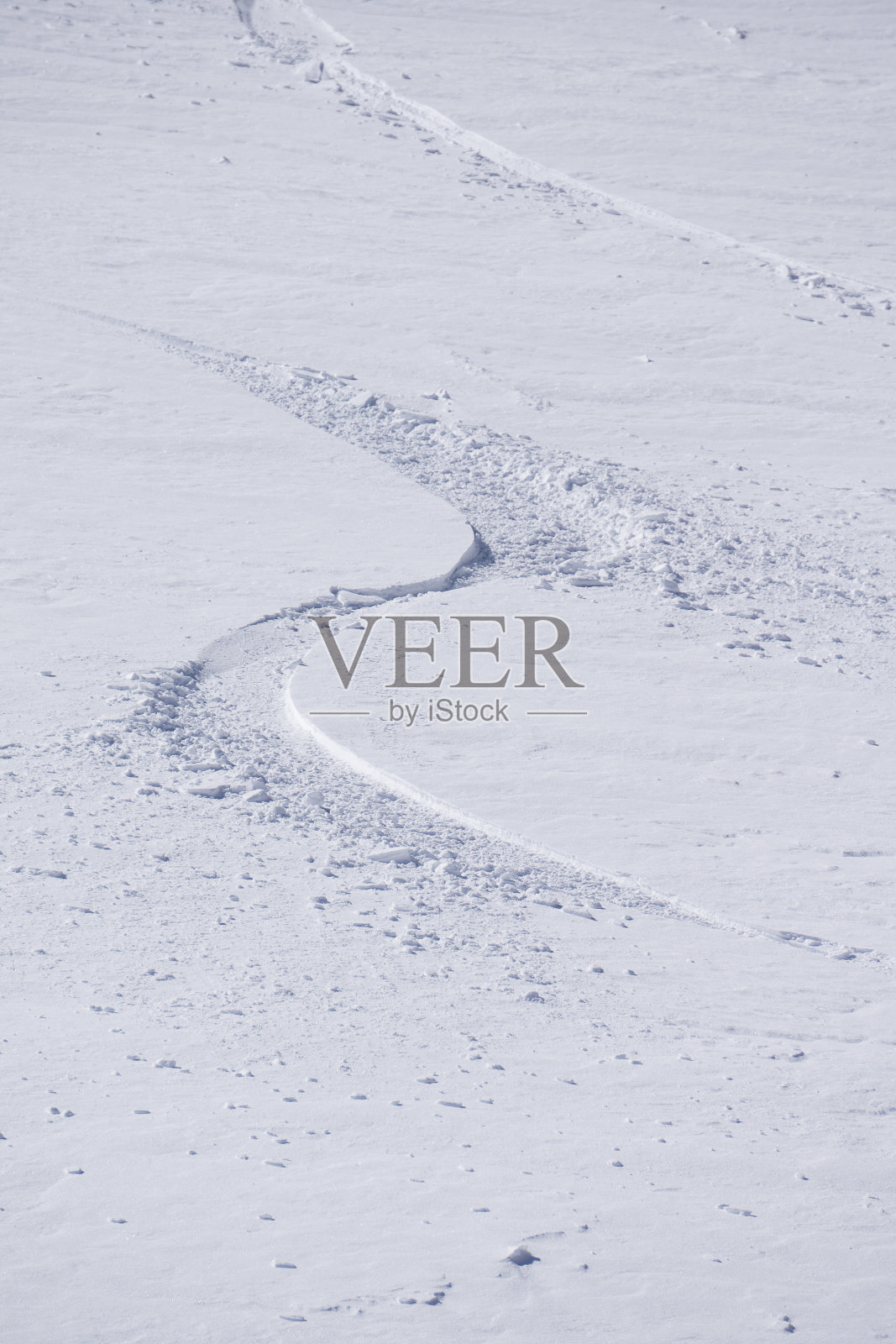 山坡上的足迹，在深雪中免费骑行照片摄影图片