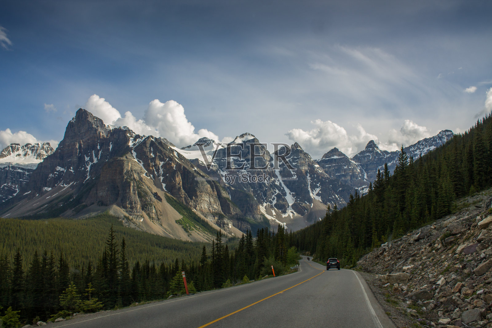 有森林和雪峰的山路照片摄影图片