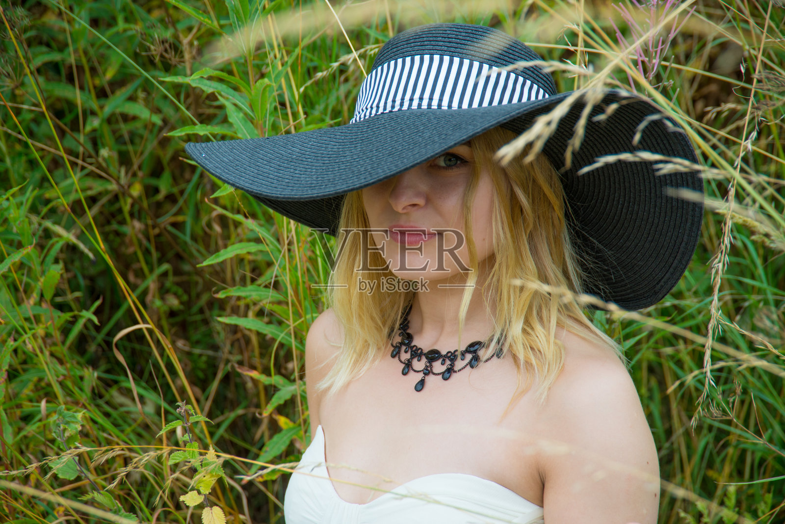 戴太阳帽的女人。照片摄影图片