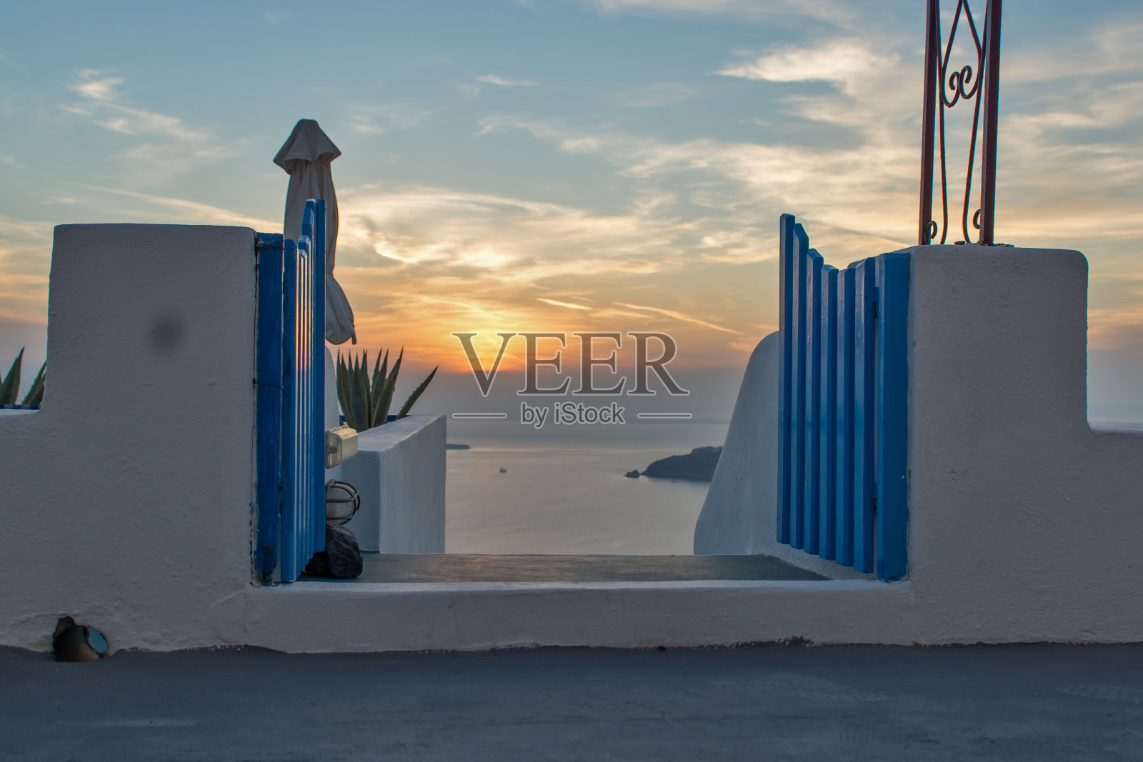 基克拉迪群岛日落景观，伊梅洛维格利镇，圣托里尼，Thira照片摄影图片