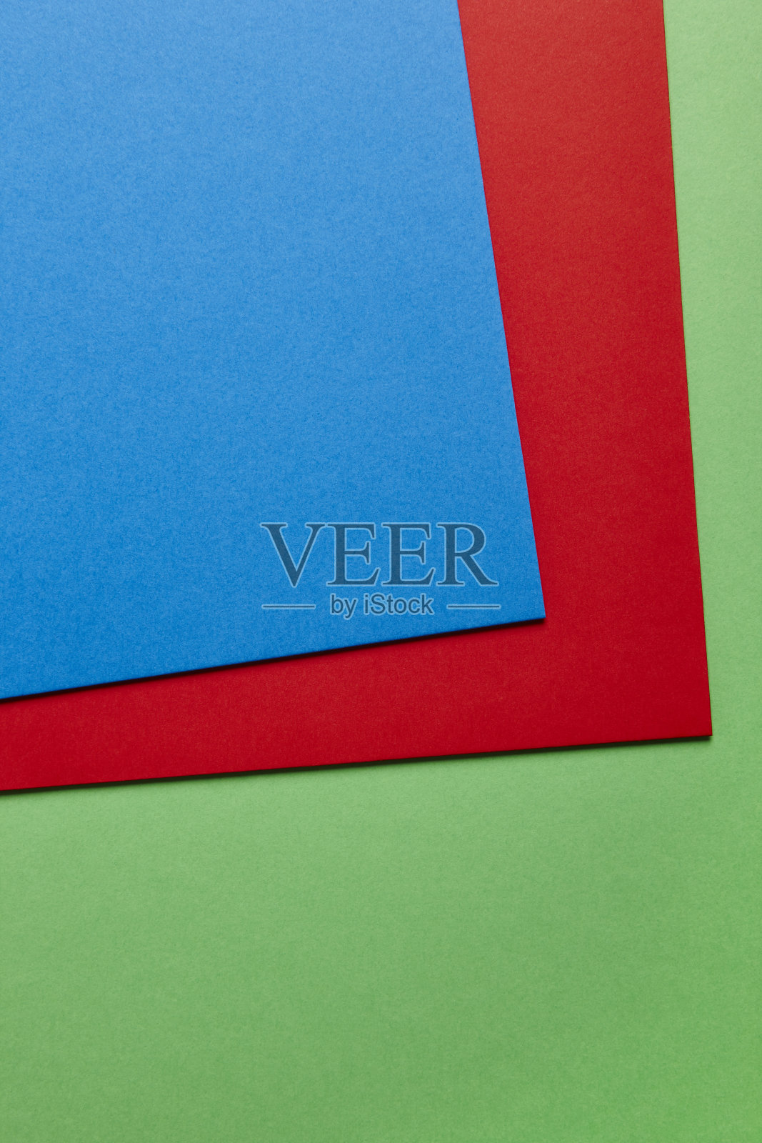 彩色的硬纸板背景在绿色，红色，蓝色调。本空间照片摄影图片