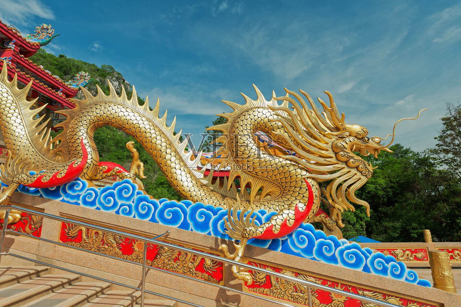 金色的中国龙。照片摄影图片