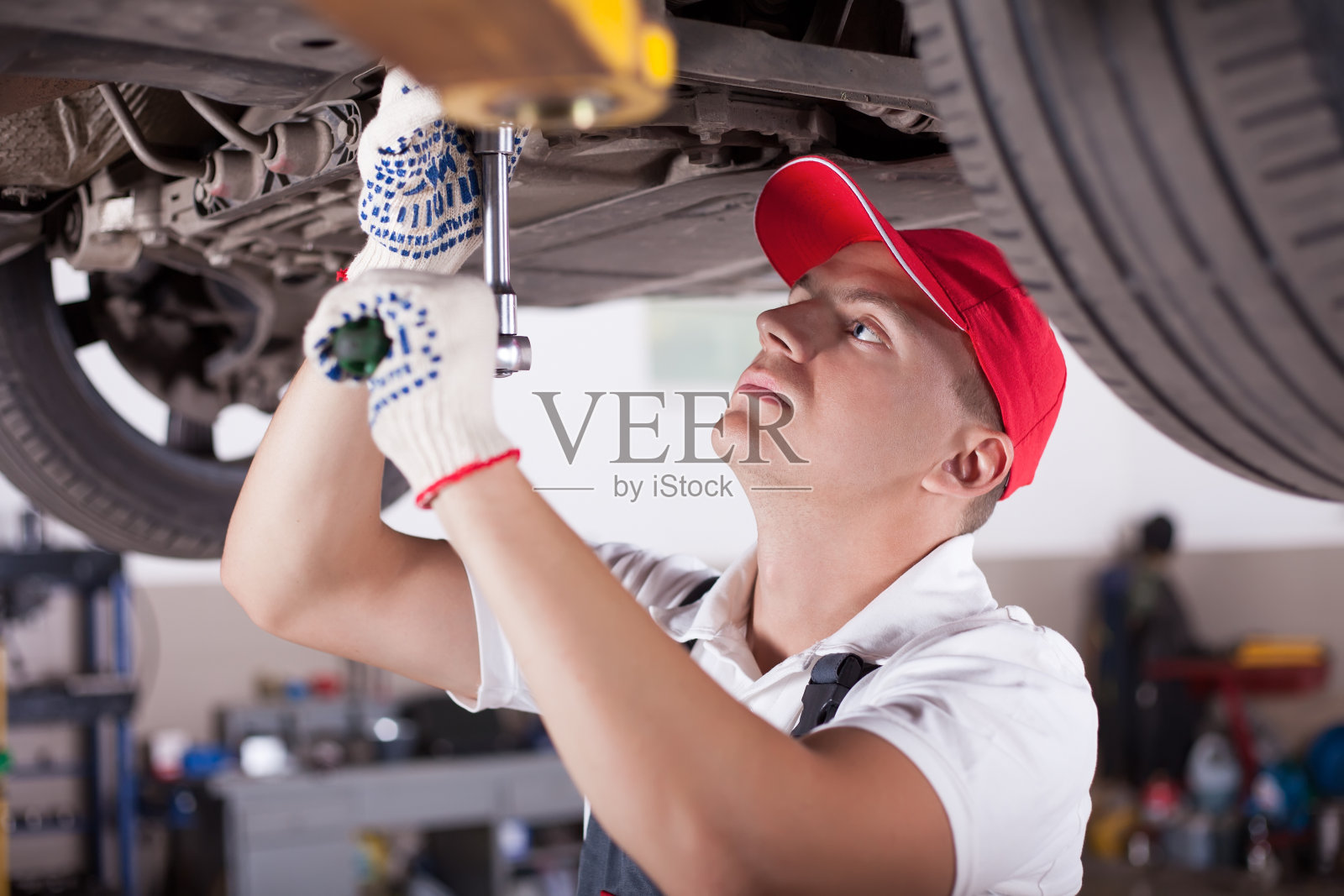 汽车修理工在汽车下面照片摄影图片