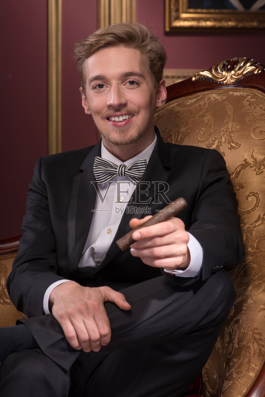 抽雪茄的帅哥照片摄影图片