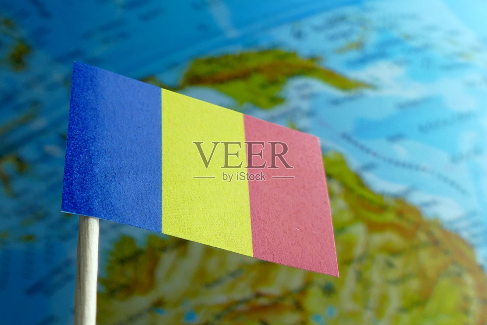 罗马尼亚国旗与全球地图作为背景宏照片摄影图片