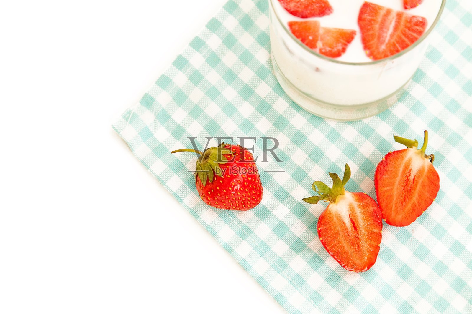 熟草莓加牛奶照片摄影图片