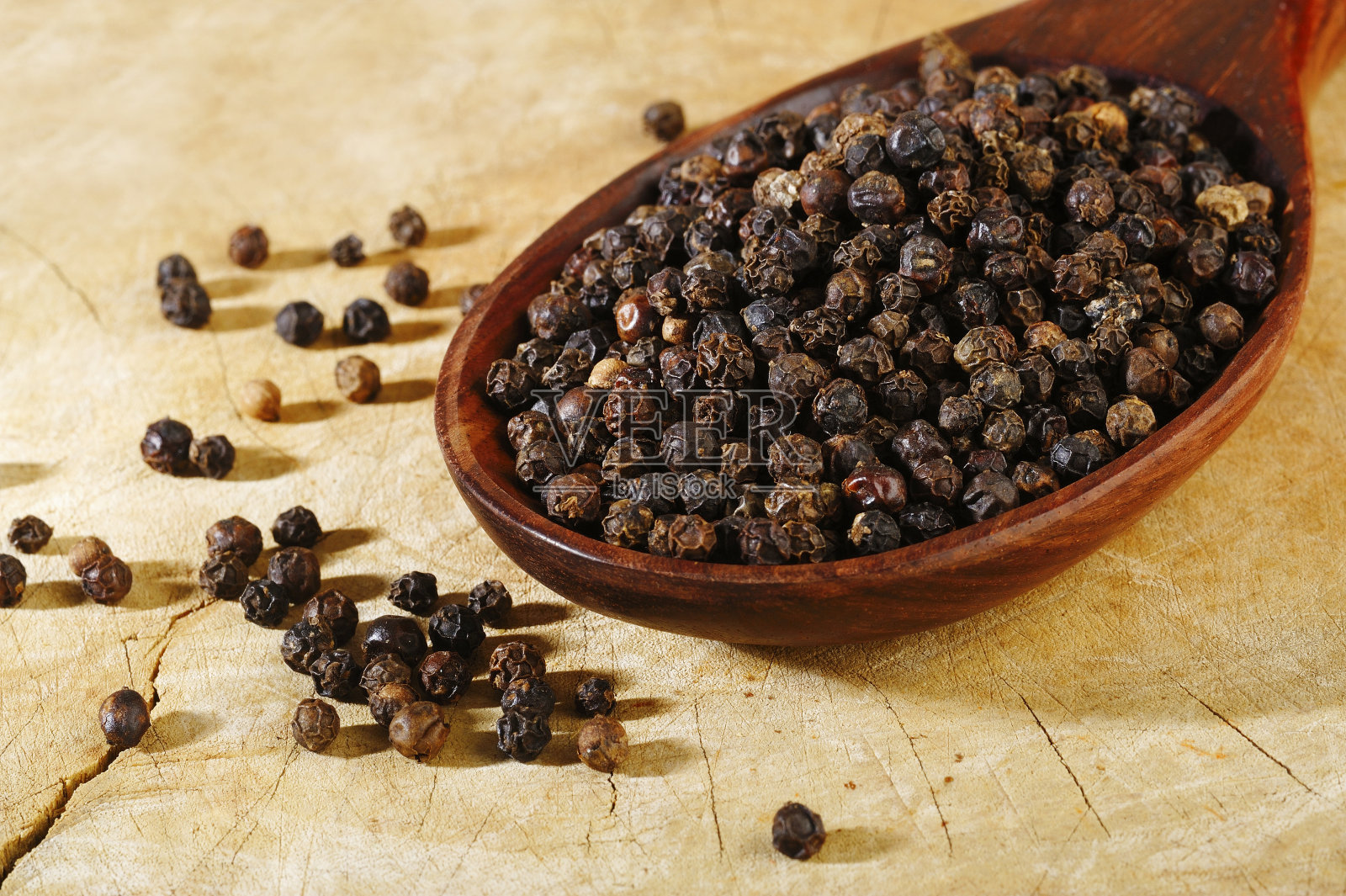 木勺里的黑胡椒照片摄影图片