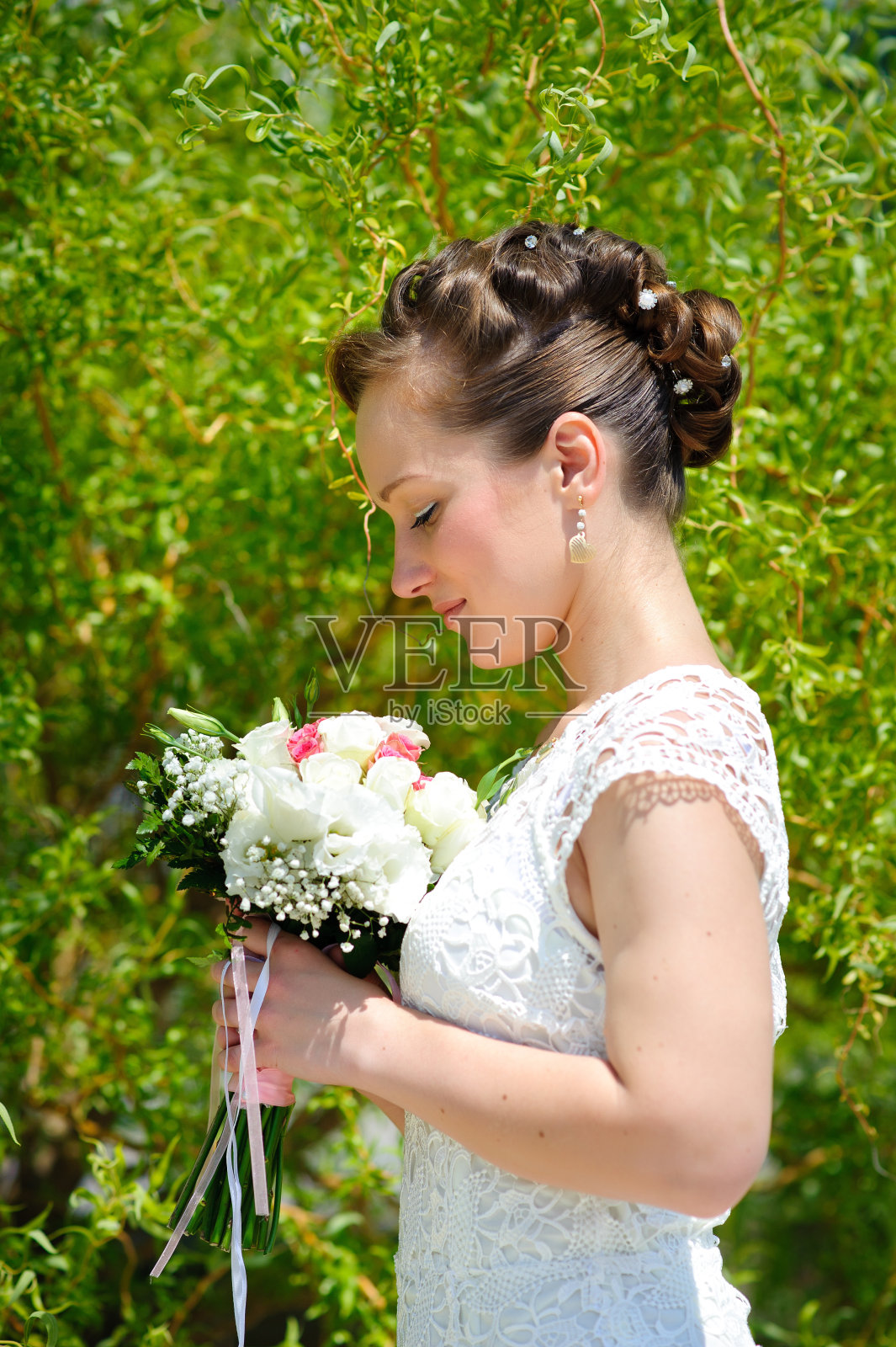 美丽的新娘在户外照片摄影图片