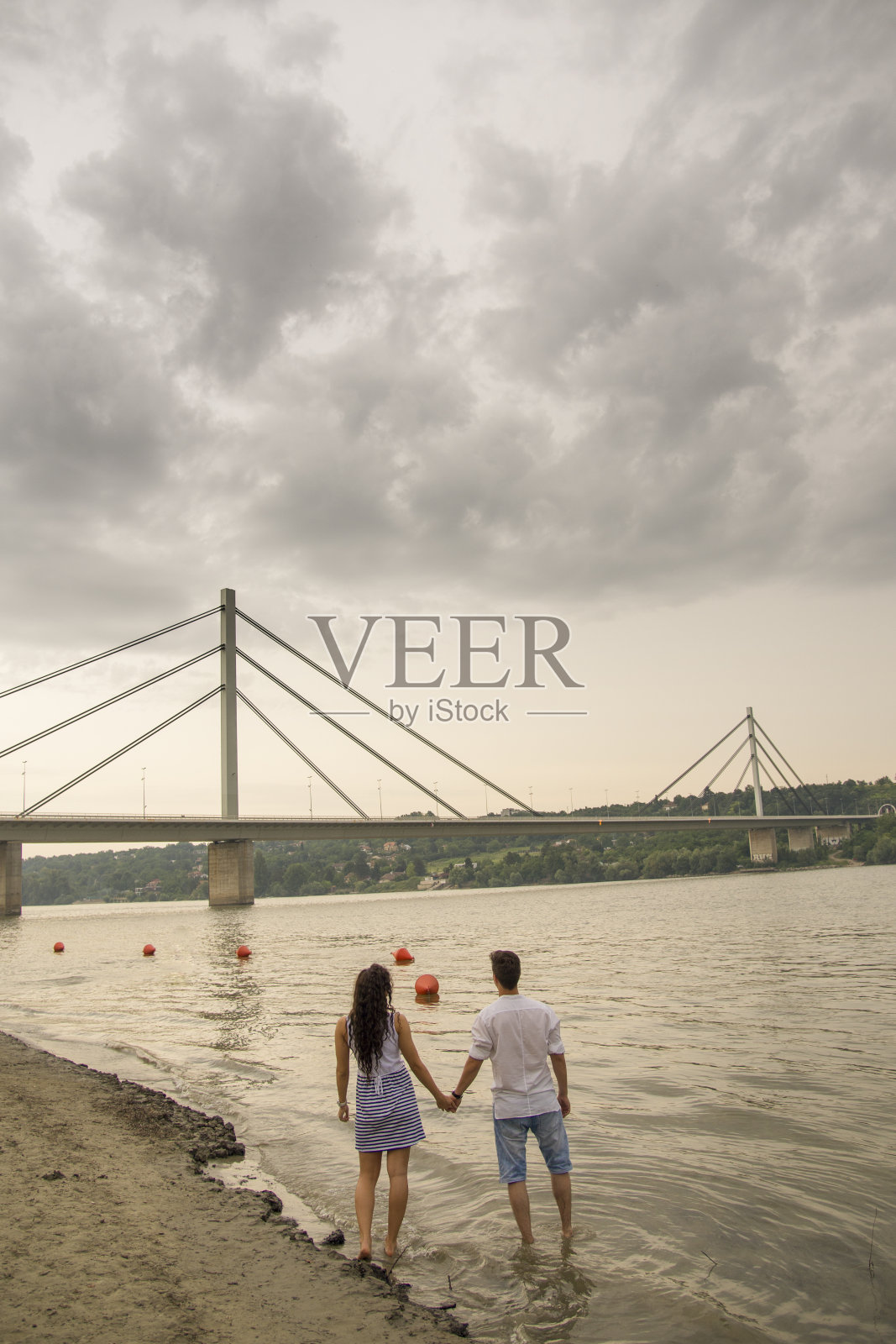 快乐的年轻夫妇照片摄影图片