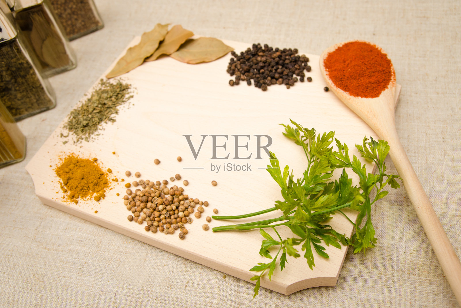 木板上放香草和香料照片摄影图片