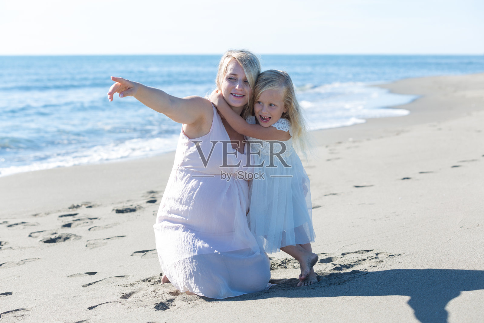 一个美丽的孕妇和女儿的肖像照片摄影图片