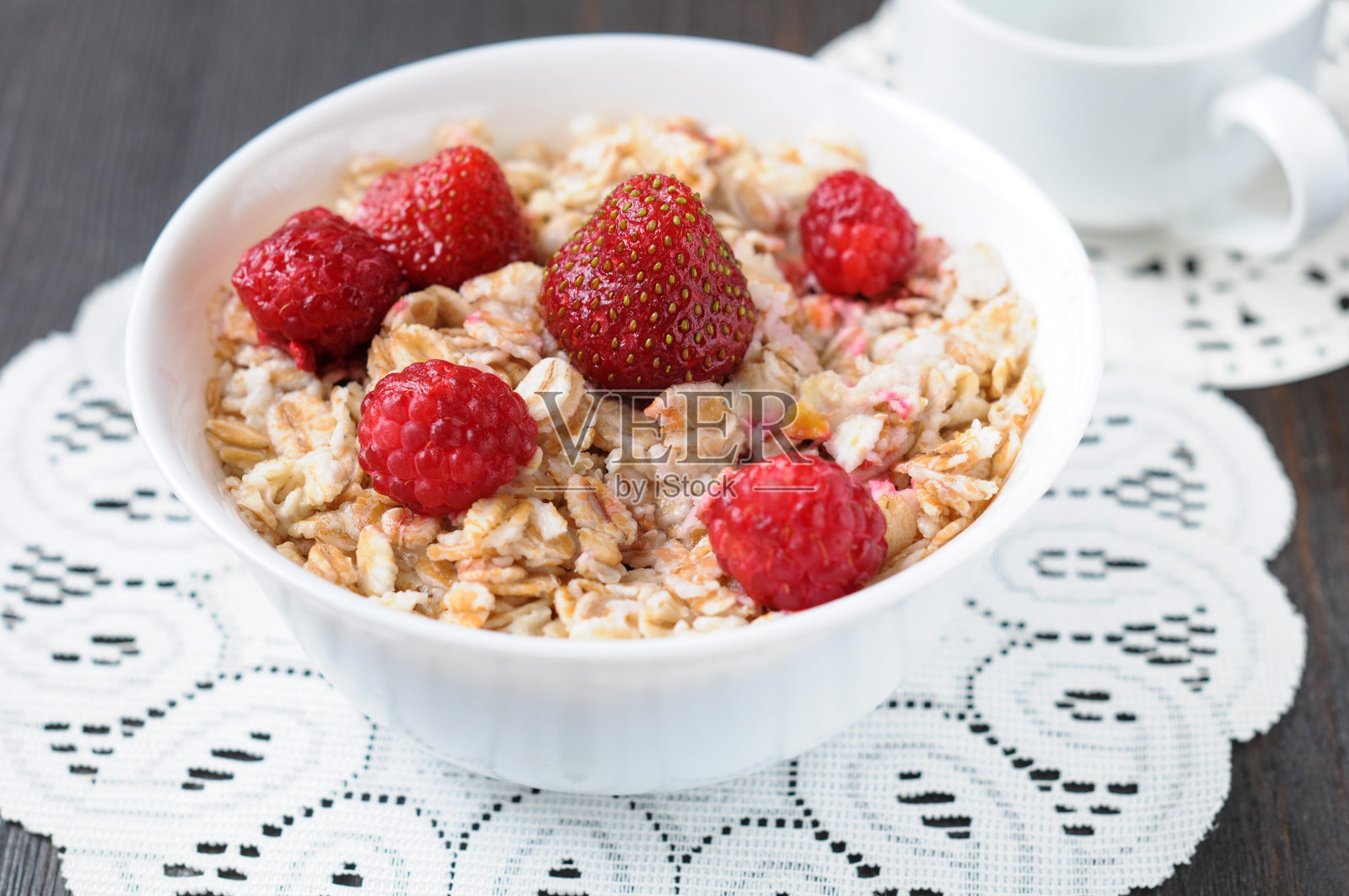 早餐谷物配新鲜草莓和覆盆子照片摄影图片