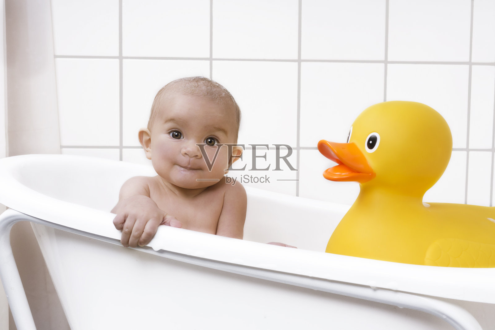 可爱的宝宝在浴缸里照片摄影图片