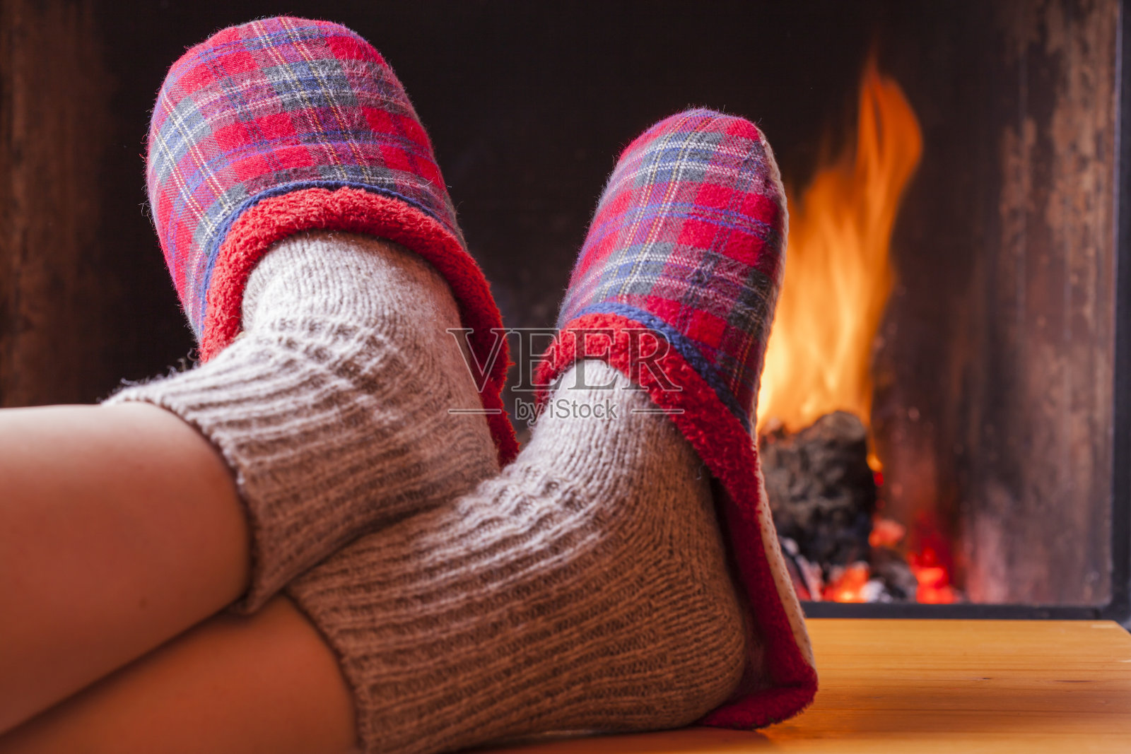 在冬天的晚上，在壁炉边放松照片摄影图片