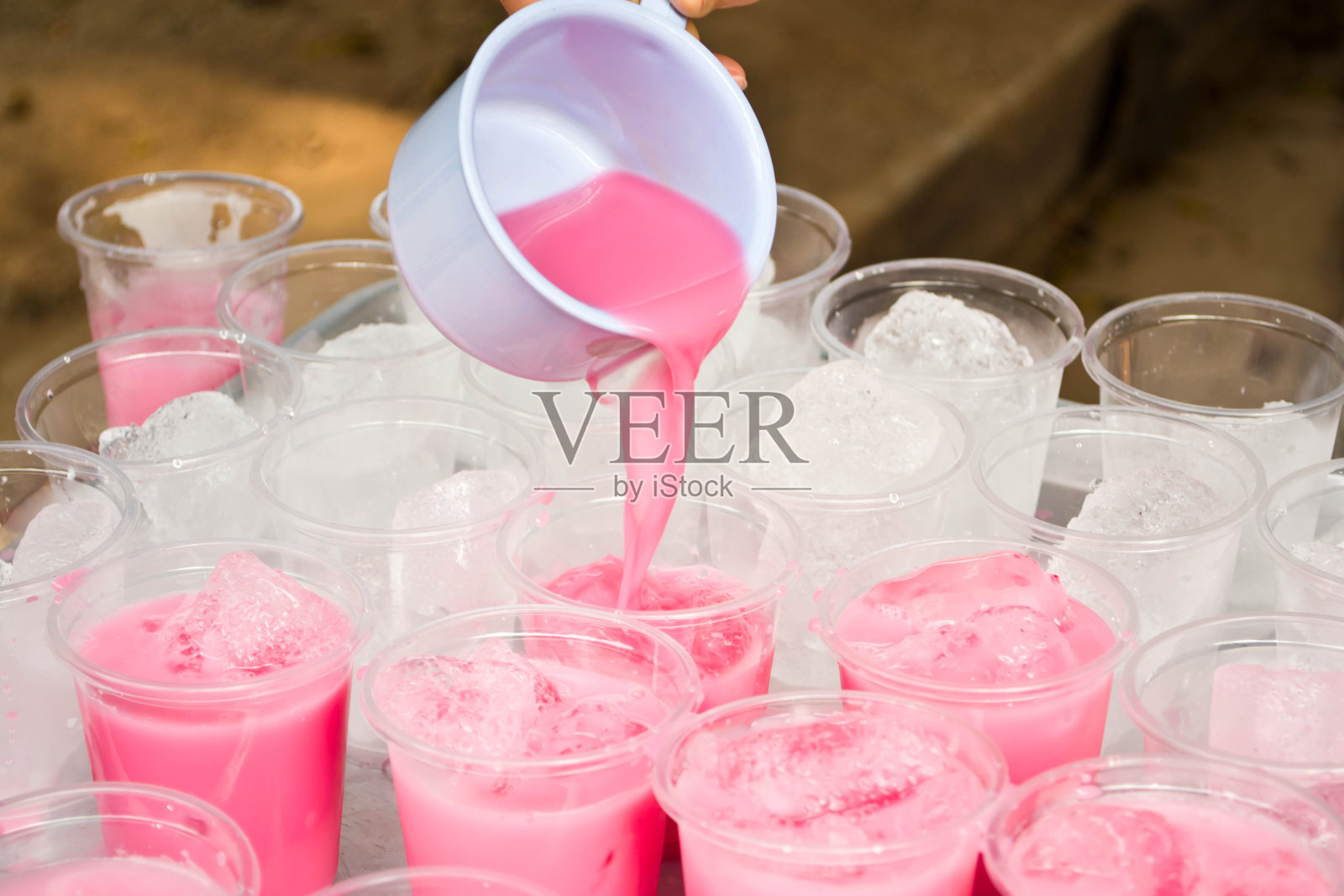 塑料杯装软饮料照片摄影图片