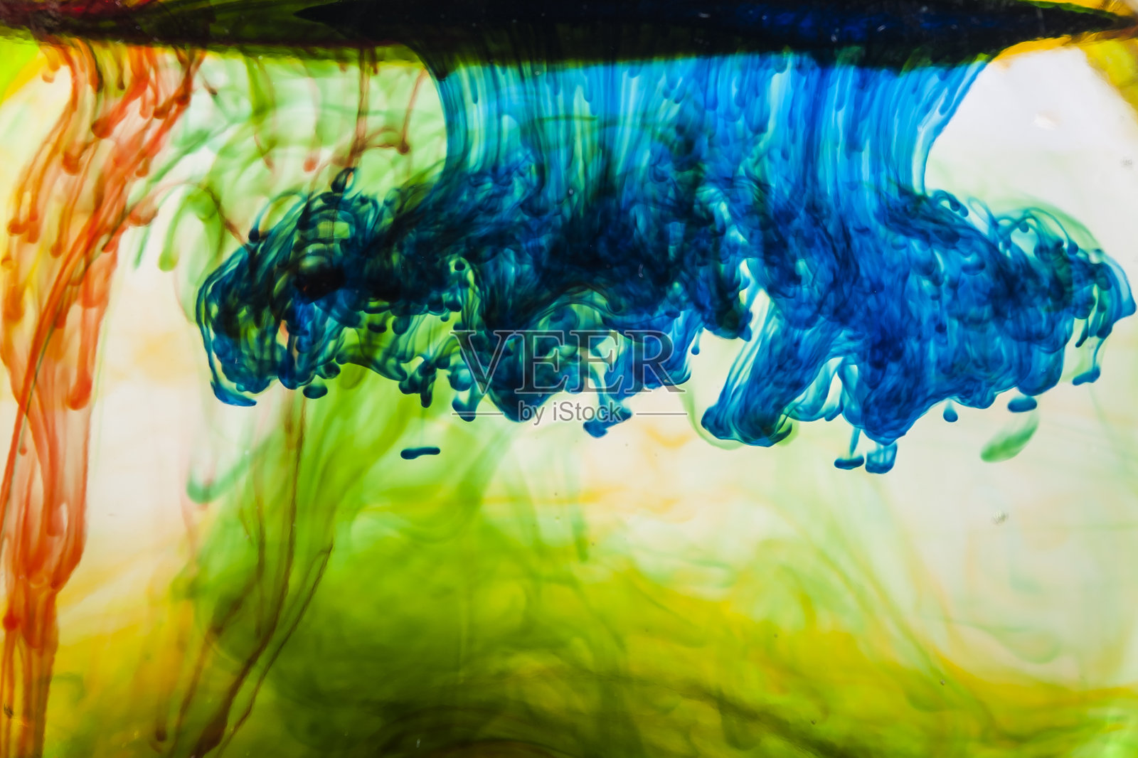 彩虹丙烯酸油墨在水中。颜色爆炸照片摄影图片