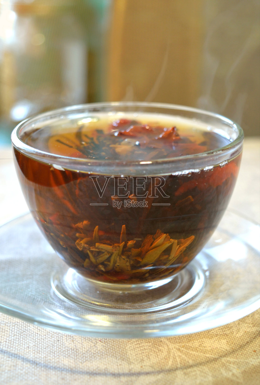 开花的茶，透明杯上，透明碟上，蒸照片摄影图片