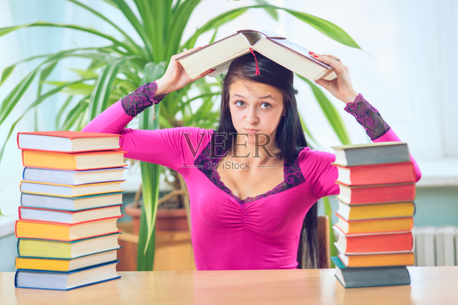 戴眼镜的女生在图书馆看书照片摄影图片