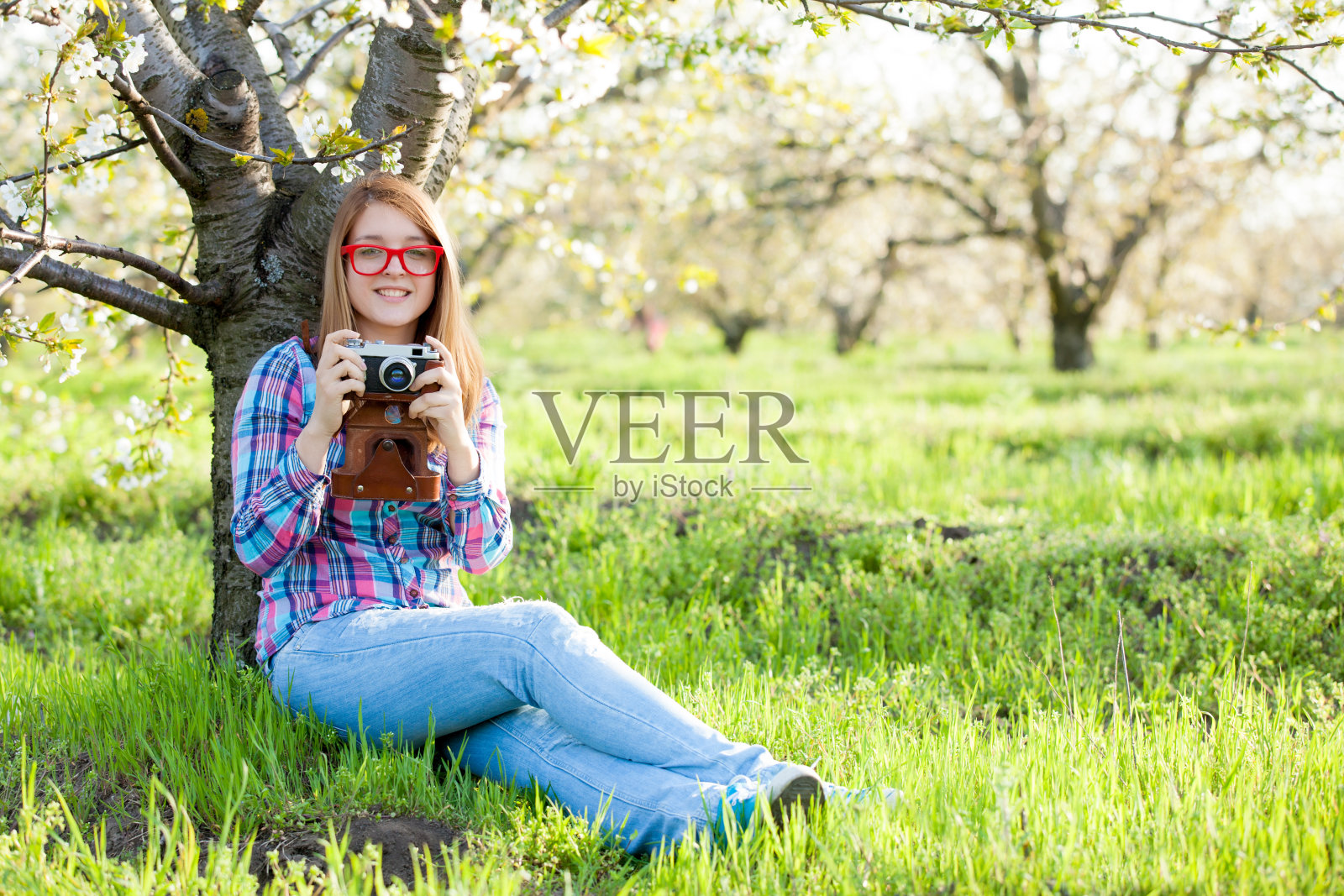 带着复古相机的少女照片摄影图片