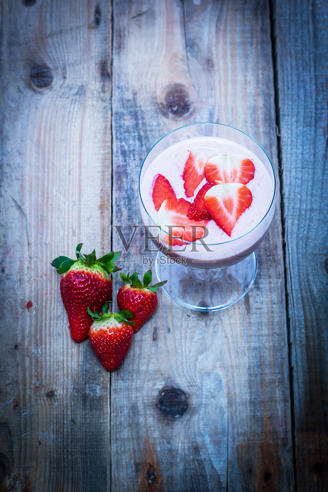 与草莓奶昔照片摄影图片