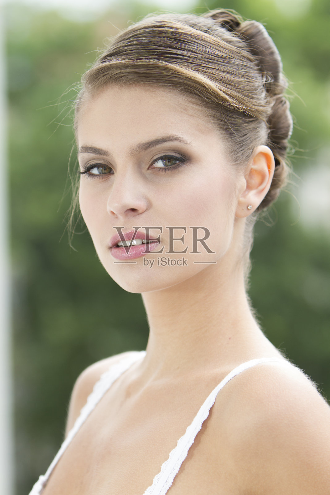 新娘形象中的女孩。近距离照片摄影图片