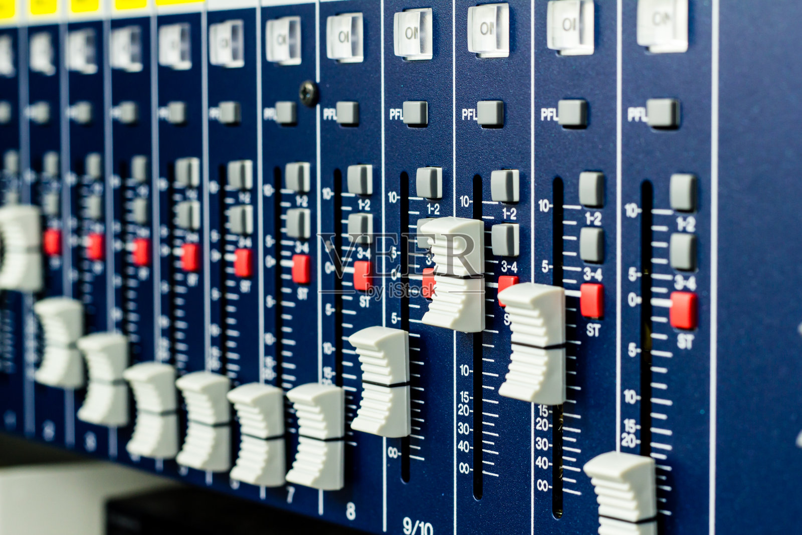 音频控制器中的按钮和选项卡照片摄影图片