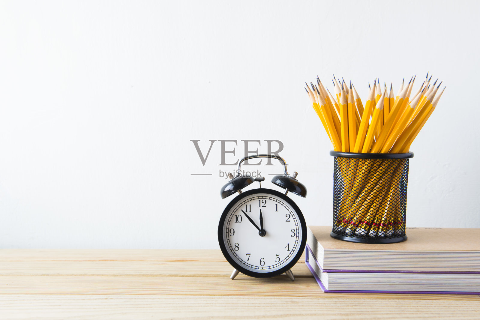 在白人背景下教育或返校的概念照片摄影图片