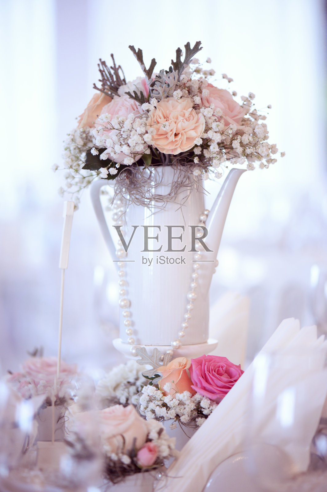 漂亮的花瓶和鲜花照片摄影图片