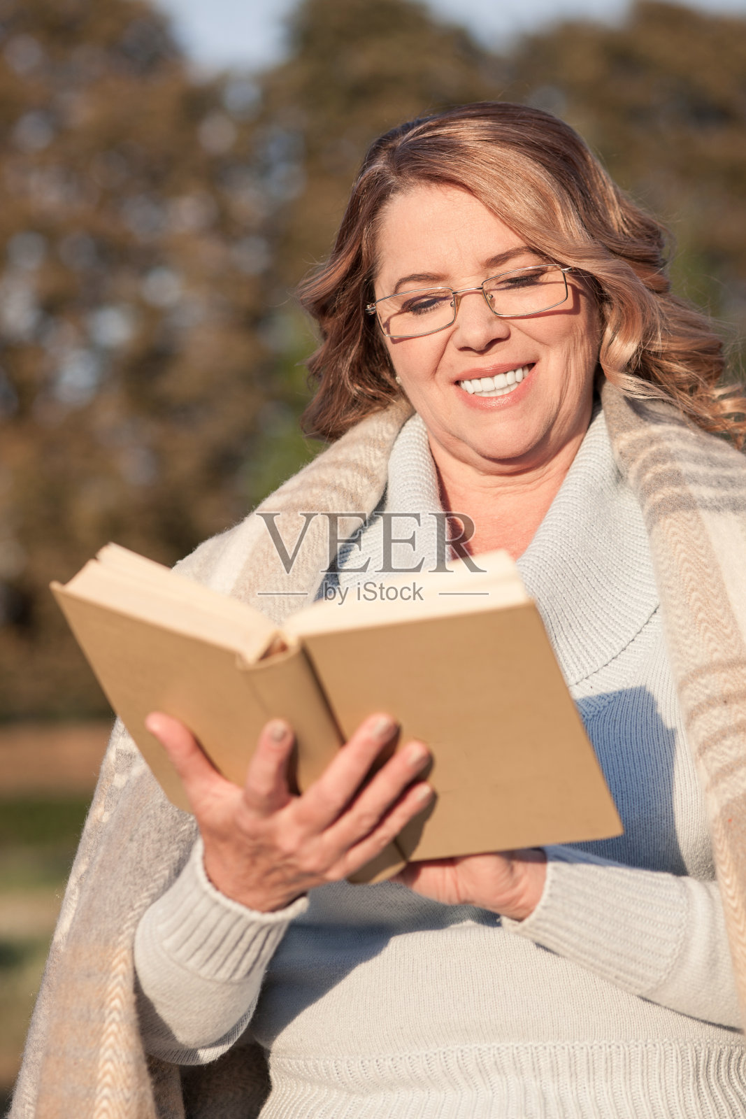 美丽的老妇人在公园休息照片摄影图片