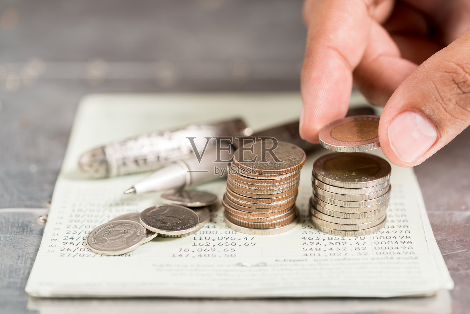 存钱的概念由男手把钱叠起来照片摄影图片