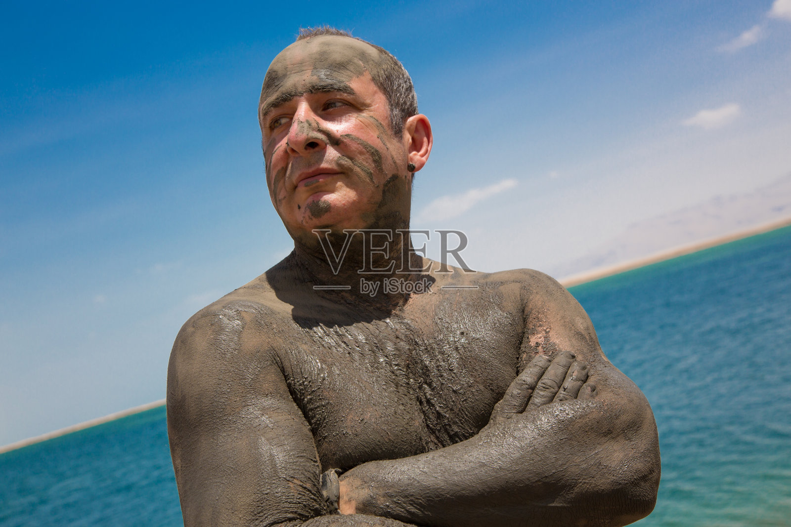 用死海泥处理的人照片摄影图片