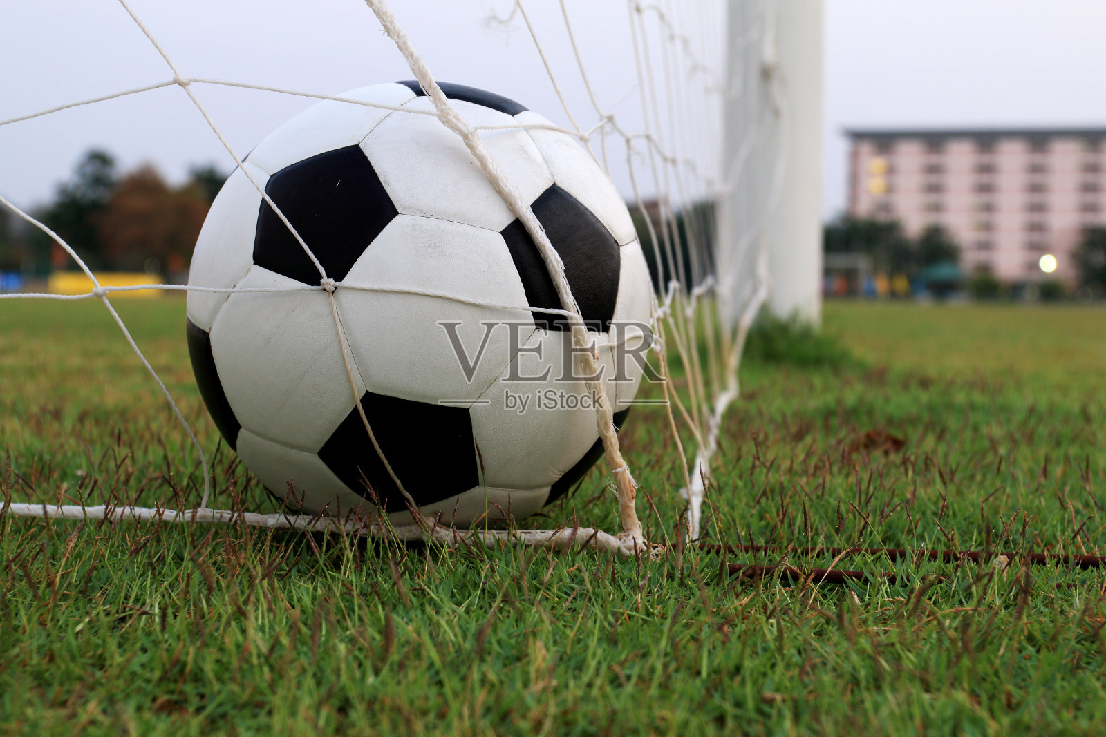 足球在净球和城市背景下照片摄影图片