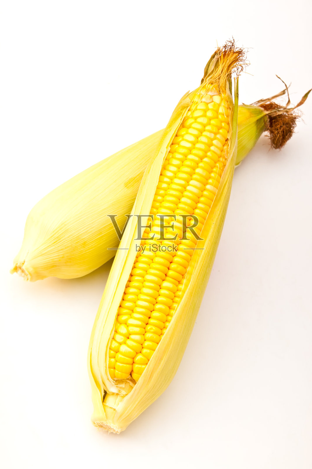 新鲜玉米，叶片孤立在白色背景上照片摄影图片