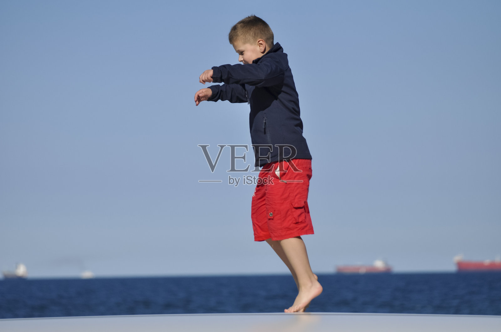 小男孩在海边玩照片摄影图片