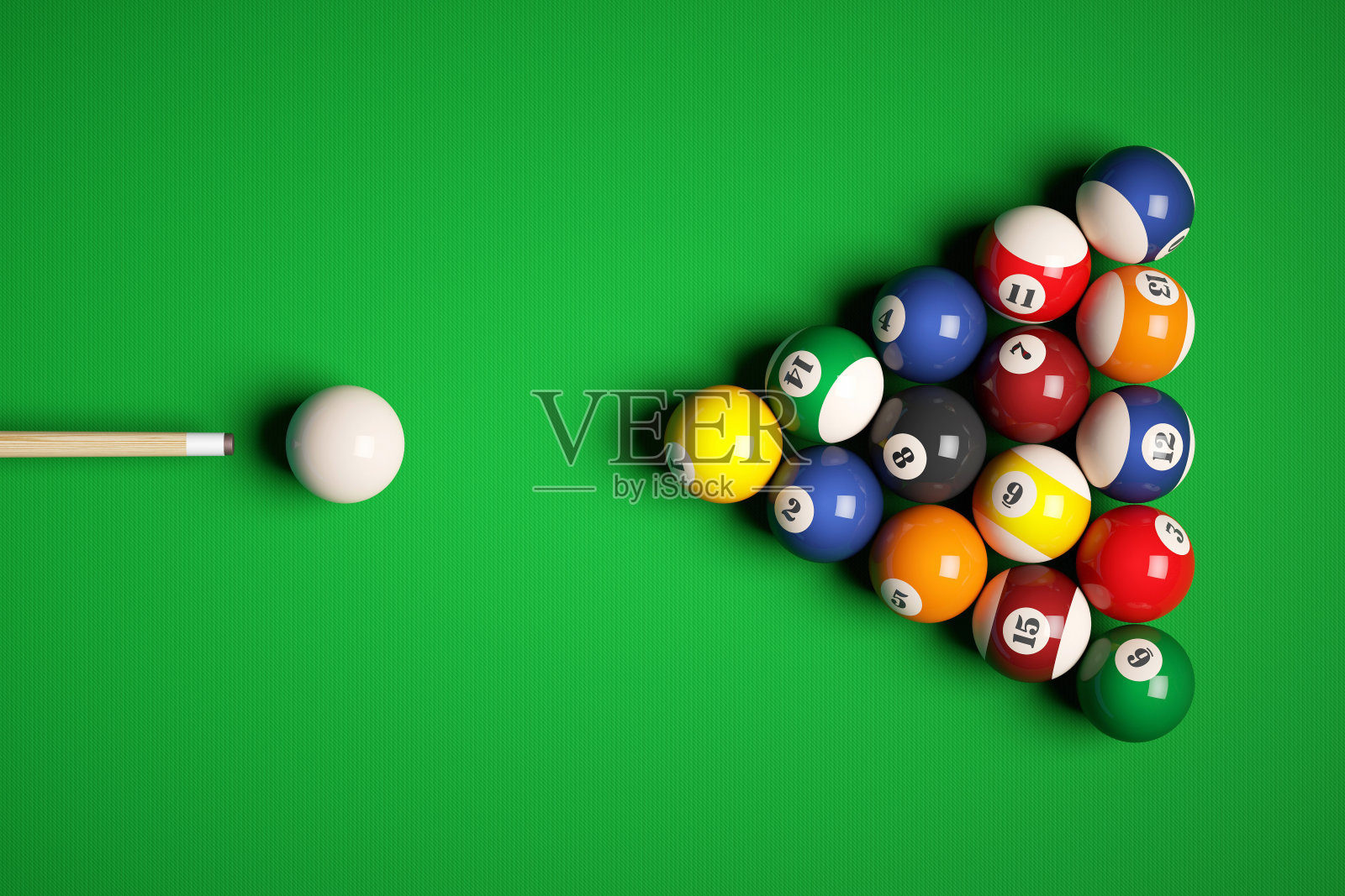 球杆在绿色的台球桌上瞄准球金字塔。照片摄影图片