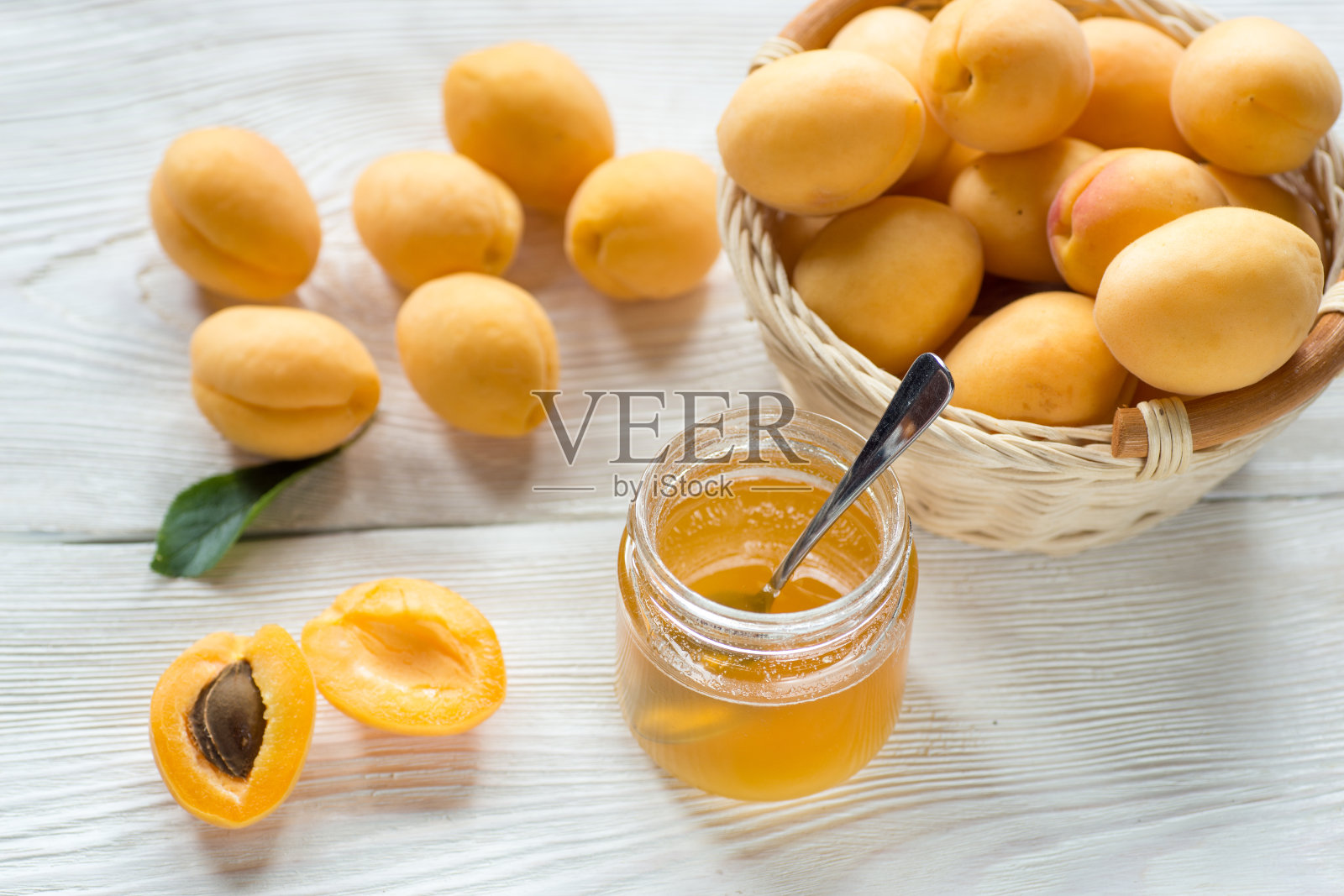 蜂蜜和杏子水果的罐子照片摄影图片