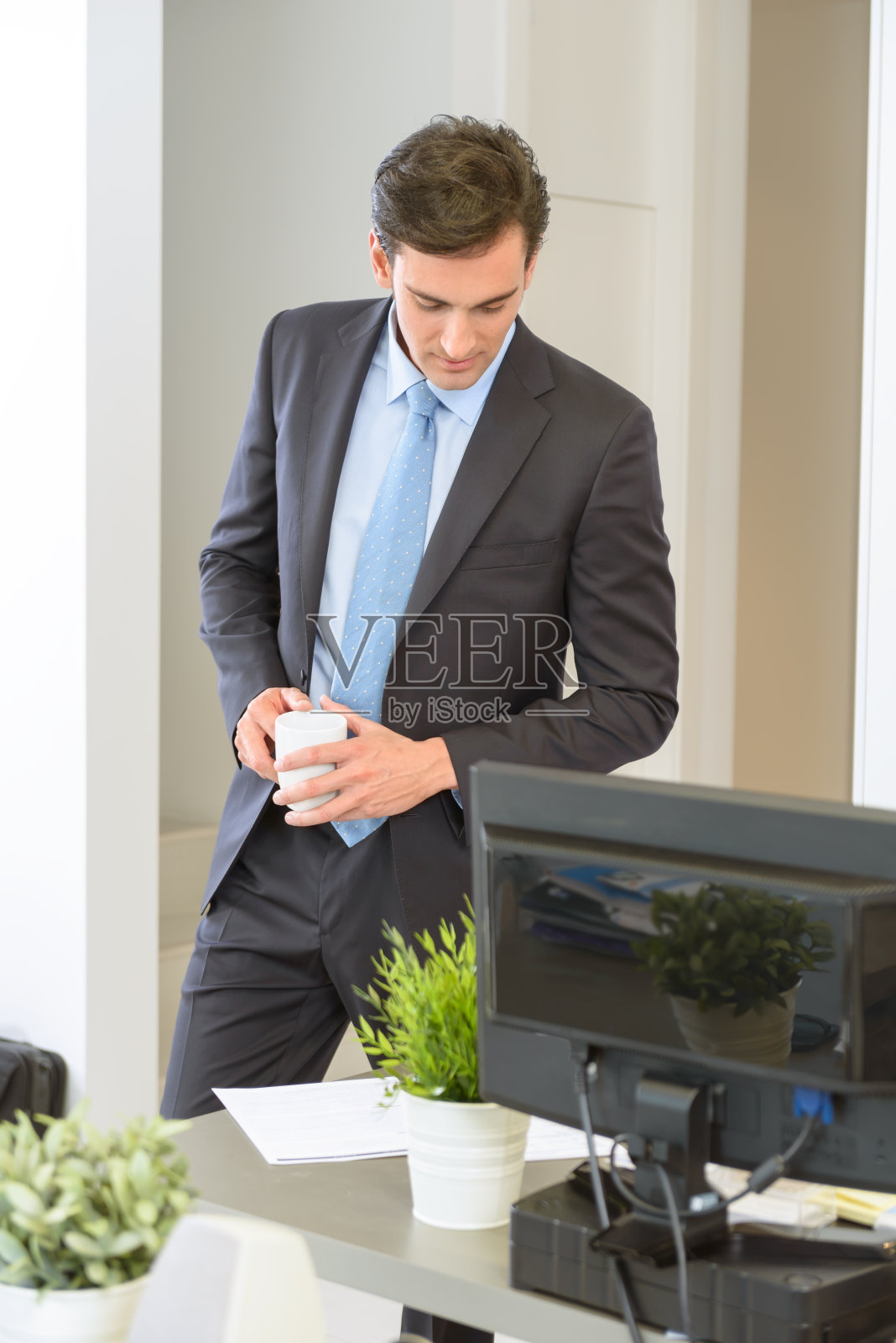 边走边读报告照片摄影图片