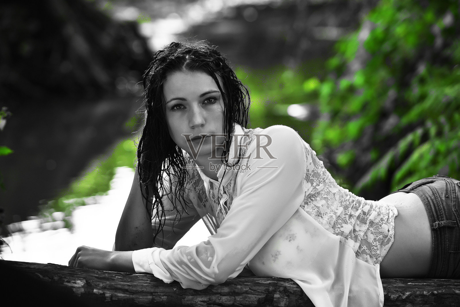 一个在户外微笑的年轻女人的肖像照片摄影图片