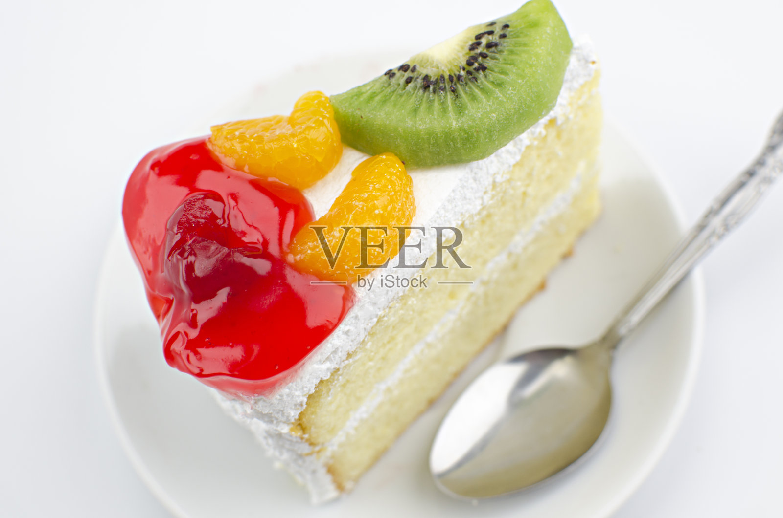 白色背景上孤立的新鲜水果蛋糕照片摄影图片