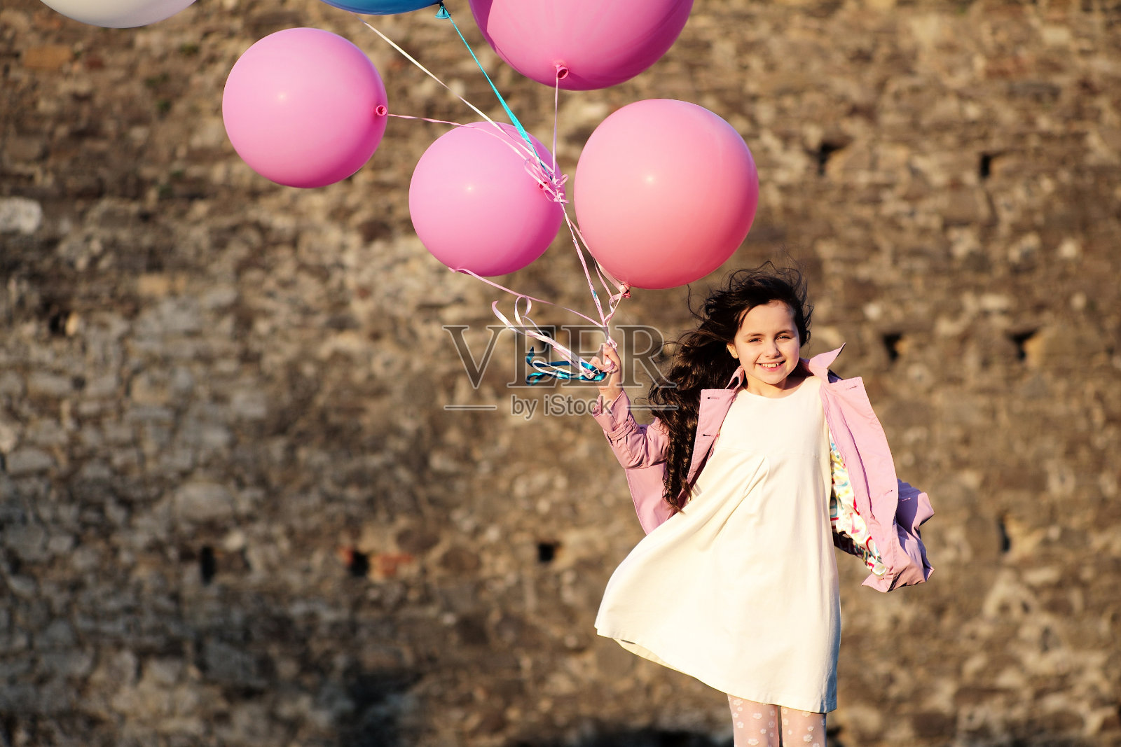 小女孩拿着气球，在室外，在复印室照片摄影图片