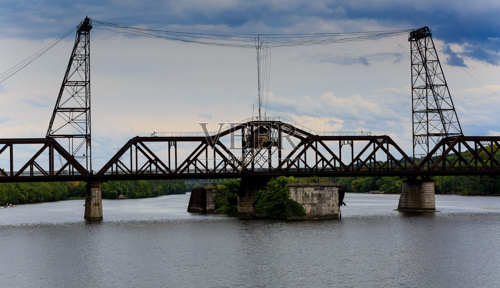 纽约哈德逊河铁路桥阴天照片摄影图片